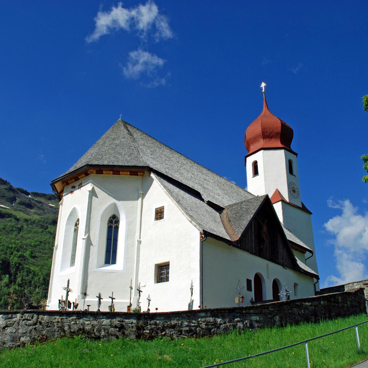 Kirche St. Nikolaus in Damüls im Sommer