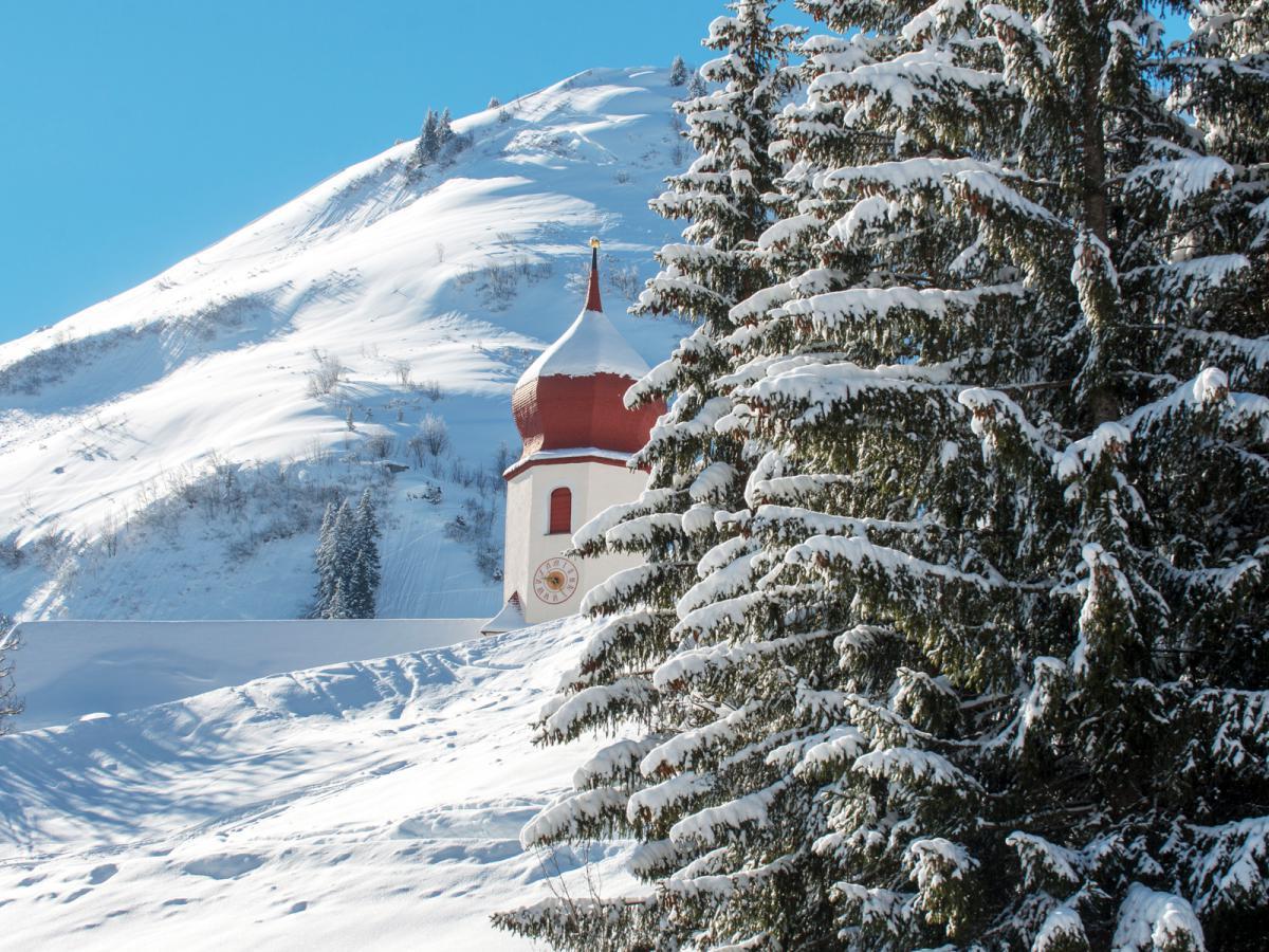 Kirche St. Nikolaus Damüls im Winter